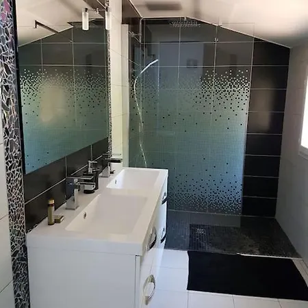 Spa/jacuzzi, A Proximite De La Mer. * Saint-Raphael (Var)